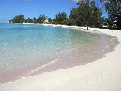 Une plage de sable blanc avec la mer turquoise.